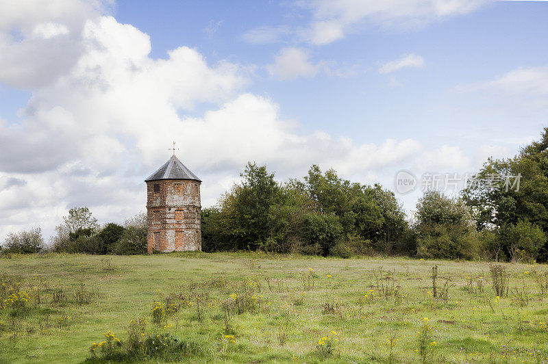 英国威尔特郡Pepperbox山的Brick Folly